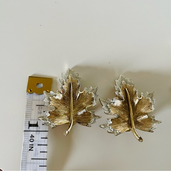 Sarah Coventry Maple Leaf Clip On Earrings and Matching Brooch Silver Tone - Picture 7 of 9